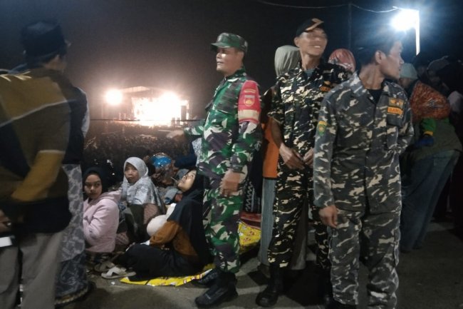 Babinsa Koramil 04/Karangkobar Melaksanakan Kegiatan Pengaman Desa Slatri Bersholawat