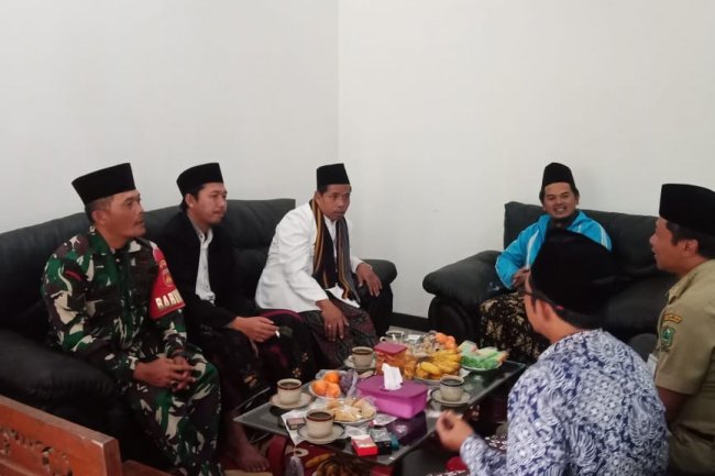 Memupuk Silaturahmi Babinsa Koramil 04/Karangkobar Hadiri Pengajian Umum Desa Slatri