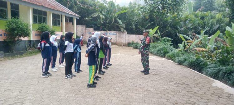 Membentuk Karakter dan Disiplin Sejak Dini, Babinsa Berikan Pelatihan Peraturan Baris Berbaris Tingkat SD