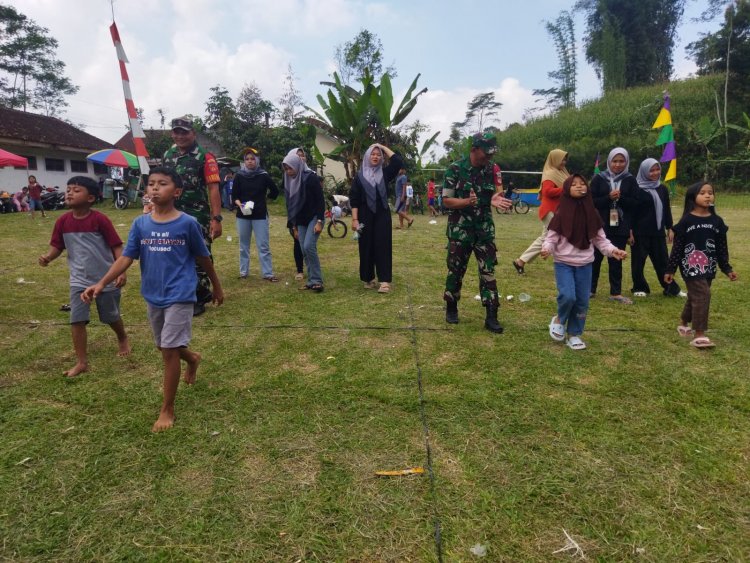 Meriahkan HUT Kemerdekaan RI ke 79, Babinsa Koramil 04/Karangkobar Dampingi Kegiatan Perlombaan