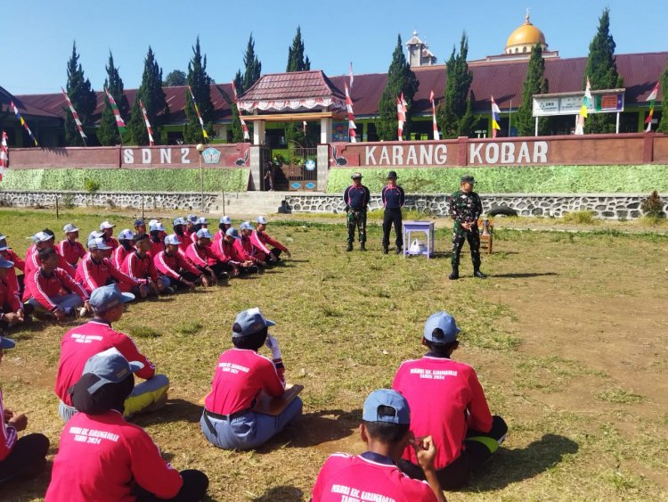 Danramil 04/Karangkobar Berikan Semangat dan Motivasi Kepada Anggota Paskibra
