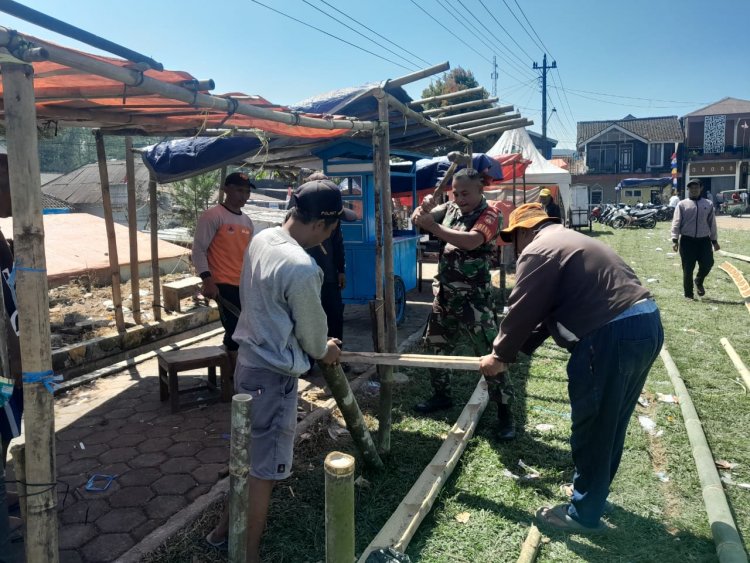 Babinsa Bersama Warga Kerja Bakti Bersihkan dan Rapikan Lapangan Jelang Turnamen Sepakbola Antar Desa
