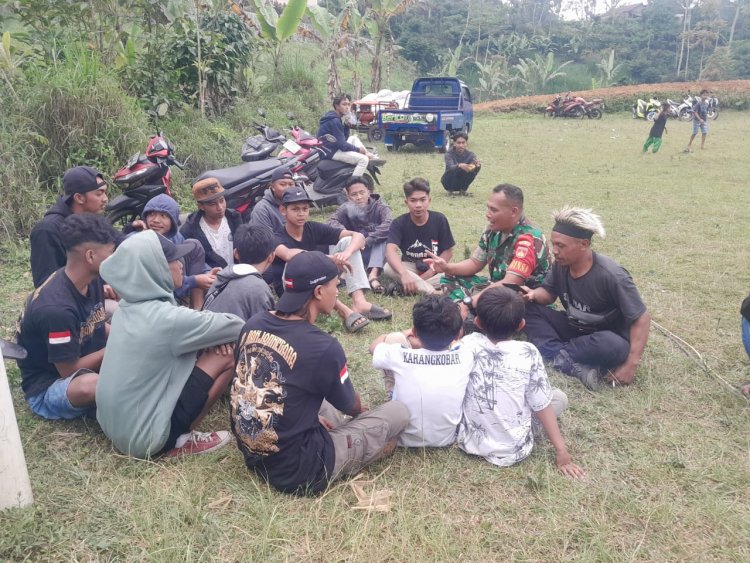 Cegah Kenakalan Remaja Babinsa Komsos Dengan Pemuda Desa Binangun