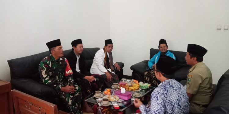 Memupuk Silaturahmi Babinsa Koramil 04/Karangkobar Hadiri Pengajian Umum Desa Slatri