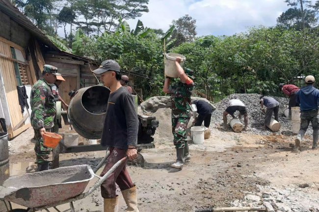 Babinsa Koramil 04/Karangkobar Bersama Dengan Warga Gotong Royong Pengecoran Jalan