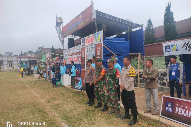 Babinsa Bersama Bhabinkmtibmas Karangkobar Giat Pengamanan Sepak Bola PORCAM CUP 
