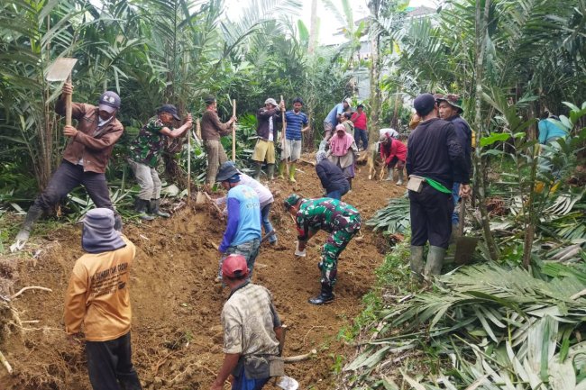 Kopda Agus Babinsa Koramil 04/Karangkobar Membaur Dengan Warga Kerja Bakti Pembukaan Jalan Usaha Tani