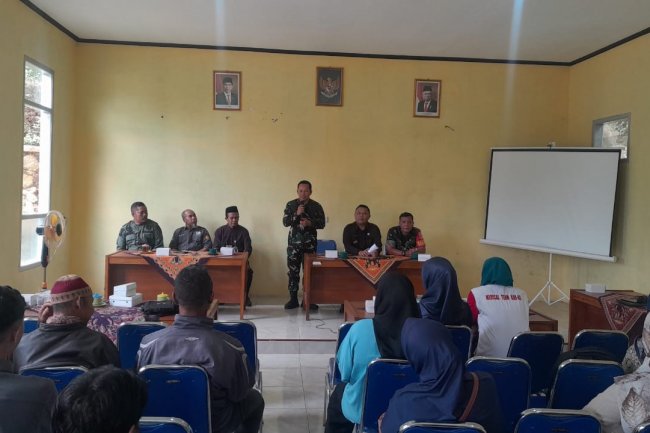 DANRAMIL 04/KARANGKOBAR MENJALIN KOMSOS BERSAMA APARAT KEWILAYAHAN DAN  KOMPONEN MASYARAKAT LAINYA