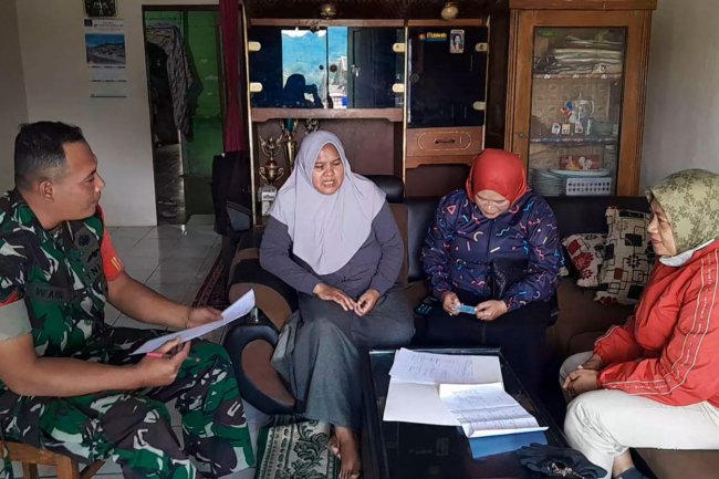 Babinsa Bersama UPT KB Karangkobar Kunjungi Warga Calon Peserta KB MOW