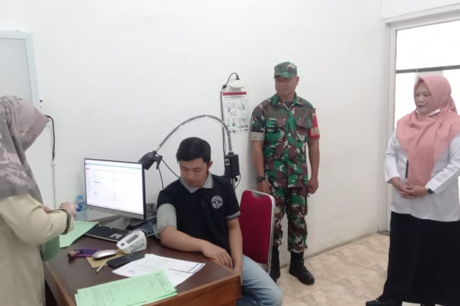 Serma Sujatnoto Dampingi Warga Binaanya Ikuti Akseptor KB MOW Dan MOP Di RSI Banjarnegara