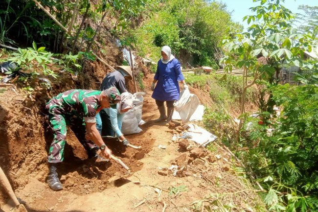 Menumbuhkan Kebersamaan Dan Gotong Royong Babinsa Bersama  Warga Kerja Bakti Pembukaan JUT