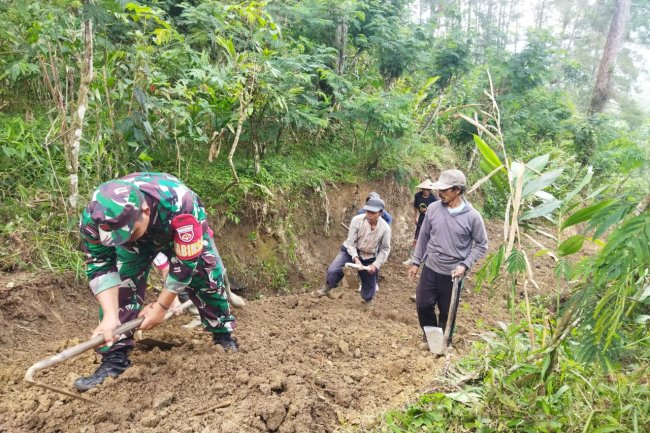 Babinsa Koramil 04/Karangkobar Motori Kerja Bakti Pembuatan Jalan Usaha Tani Desa Pasuruhan