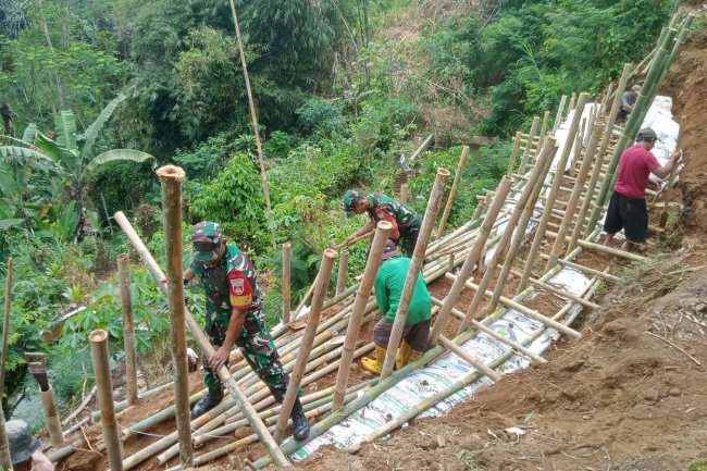 Babinsa Koramil 04/Karangkobar Kerja Bakti Pembuatan Talud Jalan Usaha Tani