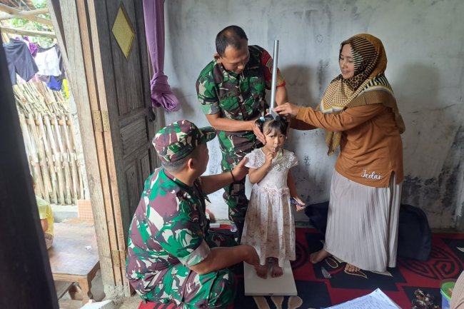 Kepedulian Babinsa Terhadap Kesehatan Masyarakat Terutama Balita Babinsa Aktif Dampingi Kegiatan Posyandu Balita  