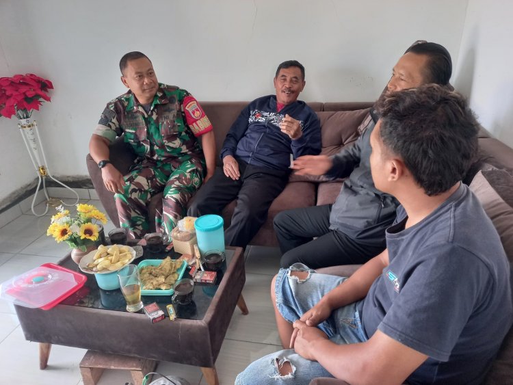Babinsa Koramil 04/Karangkobar Laksanakan Komsos Dengan Tomas Jaga Persatuan Kesatuan