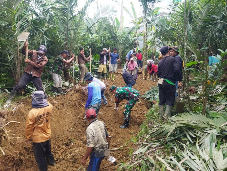Kopda Agus Babinsa Koramil 04/Karangkobar Membaur Dengan Warga Kerja Bakti Pembukaan Jalan Usaha Tani