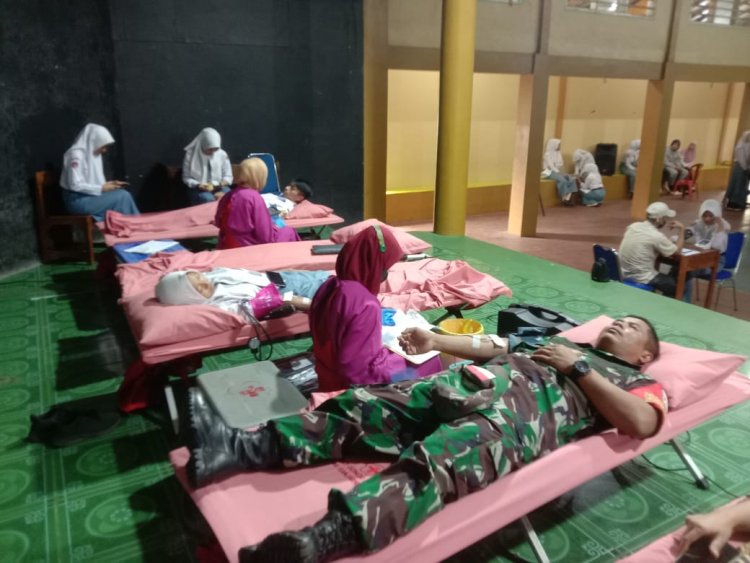 BABINSA KORAMIL 04/KARANGKOBAR IKUTI DONOR DARAH DI SMA NEGERI 1 KARANGKOBAR
