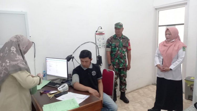 Serma Sujatnoto Dampingi Warga Binaanya Ikuti Akseptor KB MOW Dan MOP Di RSI Banjarnegara