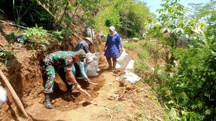 Menumbuhkan Kebersamaan Dan Gotong Royong Babinsa Bersama  Warga Kerja Bakti Pembukaan JUT