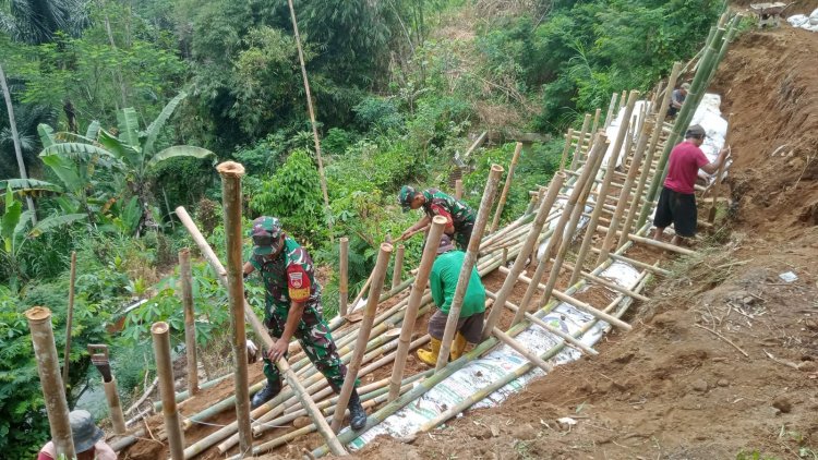 Babinsa Koramil 04/Karangkobar Kerja Bakti Pembuatan Talud Jalan Usaha Tani