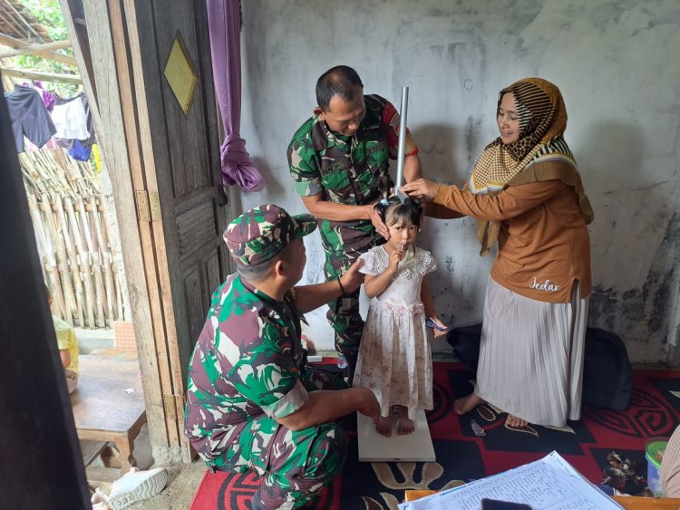 Kepedulian Babinsa Terhadap Kesehatan Masyarakat Terutama Balita Babinsa Aktif Dampingi Kegiatan Posyandu Balita  