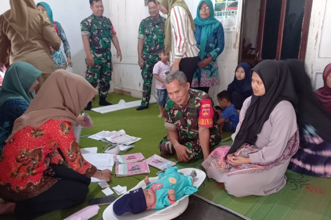 Program Pengentasan Stunting, Koramil 04/Karangkobar, Melaksanakan Pendampingan Kegiatan Posyandu   