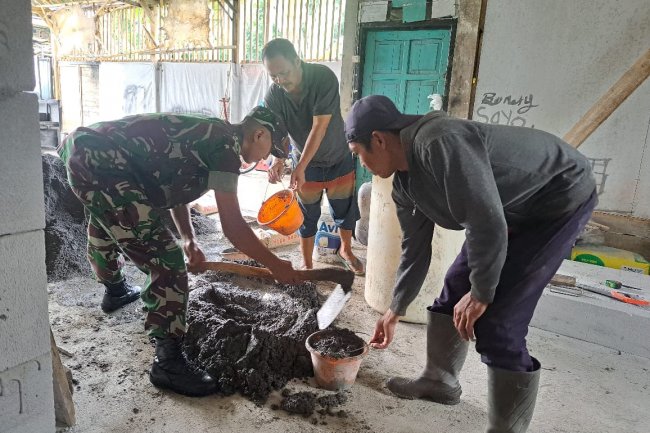 Selalu Ada Bersama Rakyat Babinsa Koramil 04/Karangkobar Bantu Renovasi Rumah Warga