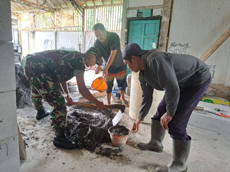 Selalu Ada Bersama Rakyat Babinsa Koramil 04/Karangkobar Bantu Renovasi Rumah Warga
