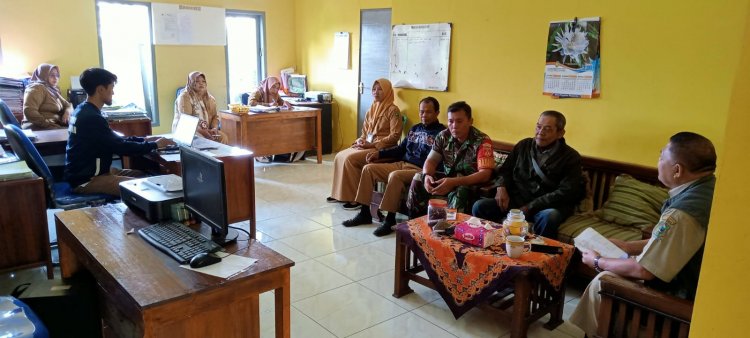 Tingkatkan Silaturahmi Dengan Perangkat Desa Babinsa Sambangi Kantor Desa Paweden