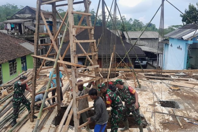 Babinsa Bersama Warga Kerja Bakti Bangun Masjid AL-IKLAS Desa Binangun