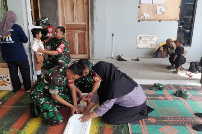 WUJUDKAN BALITA SEHAT, BABINSA KORAMIL 04/KARANGKOBAR DAMPINGI POSYANDU