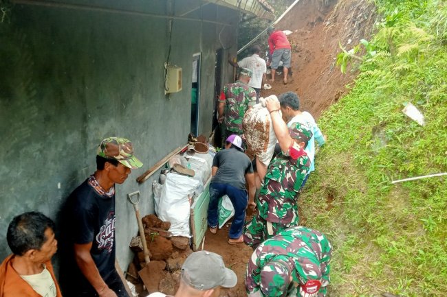 Kerja Bakti Pembuatan Talud Tebing  Bentuk Kebersamaan Babinsa Dan Warga Binaan