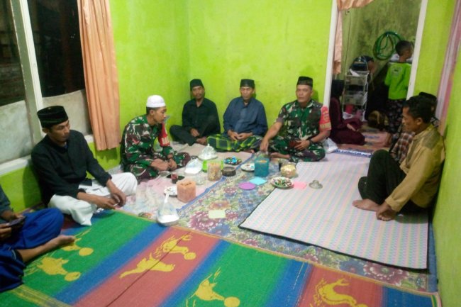 Wujud Kedekatan Dan Kepedulian, Babinsa Hadir Dalam Acara Tahlilan di Rumah Warga Yang Meninggal