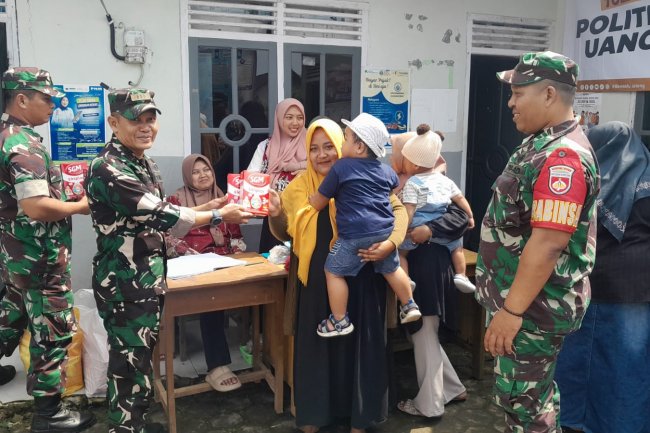 POSYANDU BALITA DANRAMIL 04/KARANGKOBAR BAGIKAN PMT SEBAGAI UPAYA PENCEGAHAN STUNTING