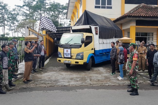 Babinsa Bersama Bhabinkamtibmas Kawal Pendistribusian Logistik Pilkada Serentak Tahun 2024 Dari PPK Menuju Ke TPS