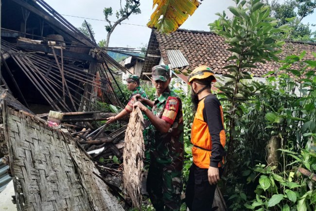 Babinsa Koramil 04/Karangkobar  Sigap Bantu Warga, Evakuasi Dapur Rumah Roboh Diterjang Hujan