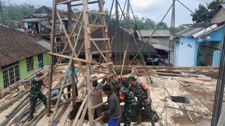 Babinsa Bersama Warga Kerja Bakti Bangun Masjid AL-IKLAS Desa Binangun