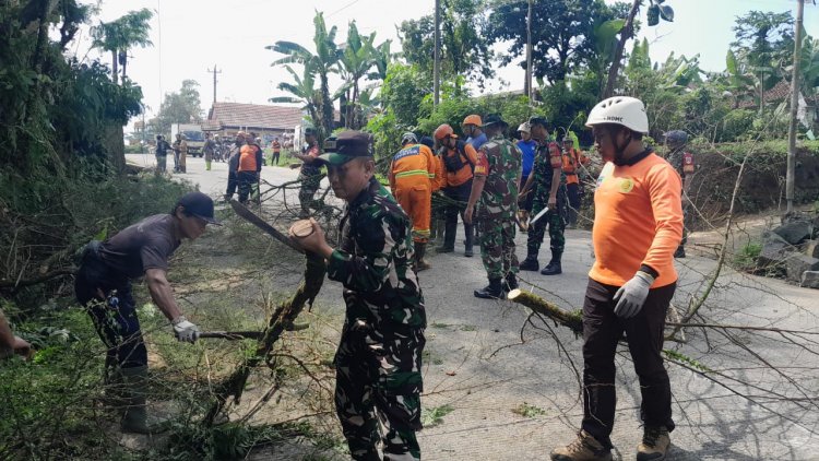Danramil 04/Karangkobar Beserta Babinsa Giat Karya Bhakti Bersama Relawan Dan Masyarakat