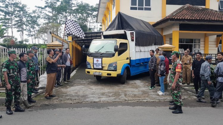 Babinsa Bersama Bhabinkamtibmas Kawal Pendistribusian Logistik Pilkada Serentak Tahun 2024 Dari PPK Menuju Ke TPS