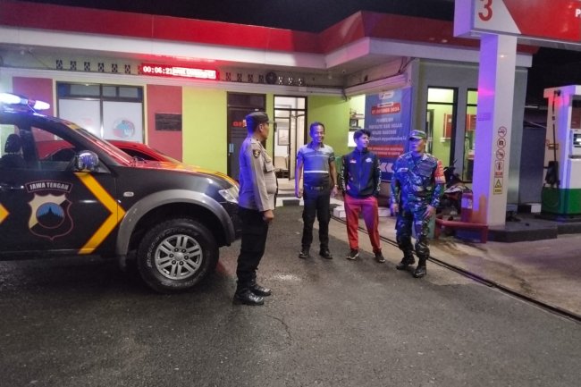 Jaga Wilayah Tetep Kondusulif Babinsa Bersama Bhabinkamtibmas Karangkobar Melaksanakan Patroli Malam Hari