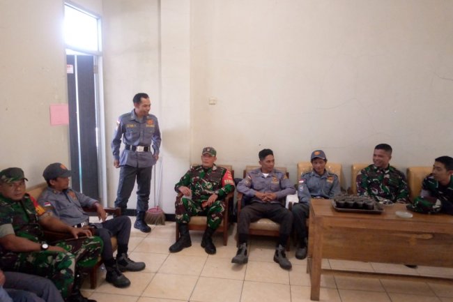 Wujudkan Sinergitas Wilayah Babinsa Koramil 04/Karangkobar Komsos dengan Linmas