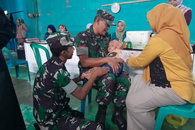 Mewujudkan Program Pemerintah Dalam Menciptakan Balita Yang Sehat Babinsa Dampingi Imunisasi Balita