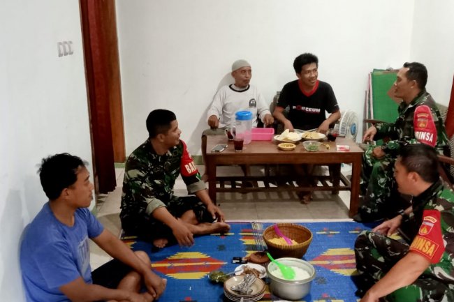 Babinsa Koramil 04/Karangkobar Laksanakan Komsos Dengan Tokoh Pemuda Jaga Persatuan Kesatuan