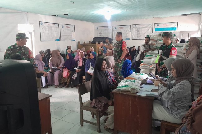 Babinsa Koramil 04/Karangkobar Dampingi Penyaluran Beras Bulog Kepada 351 Warga Desa Binangun