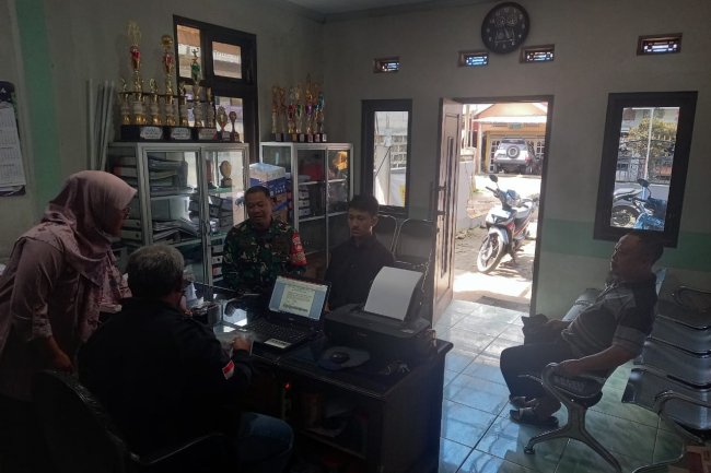 Bati Tuut Koramil 04/Karangkobar Pelda Sujatnoto Dampingi Warga Binaan  Pembuatan Akta Kelahiran