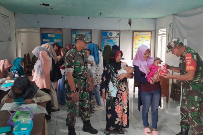 Bati Tuut Koramil 04/Karangkobar Pelda Sujatnoto Dampingi Pemberian Makanan Tambahan Balita 