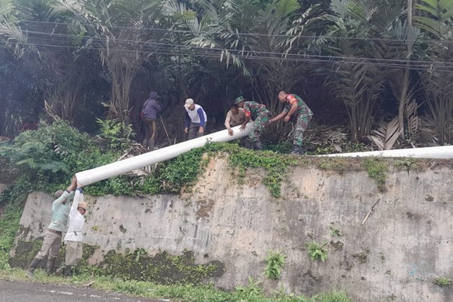 Sukseskan Swasembada Pangan Babinsa Koramil 04/Karangkobar Dampingi Pipanisasi Di Desa Slatri