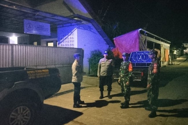 Jelang Natal Dan Tahun Baru, Babinsa Bersama Bhabinkamtibmas Karangkobar Tingkatkan Patroli Gereja Malam Hari