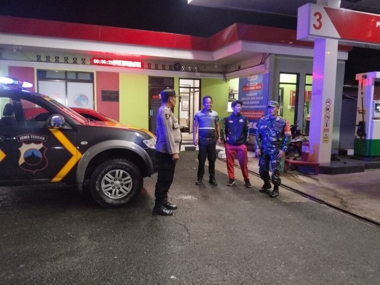 Jaga Wilayah Tetep Kondusulif Babinsa Bersama Bhabinkamtibmas Karangkobar Melaksanakan Patroli Malam Hari