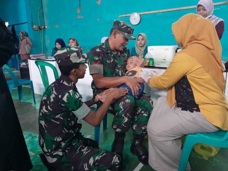 Mewujudkan Program Pemerintah Dalam Menciptakan Balita Yang Sehat Babinsa Dampingi Imunisasi Balita